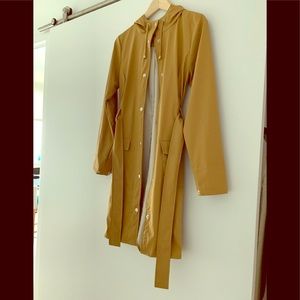 Raincoat with windcap hood